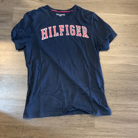 Tommy Hilfiger t shirt. - Picture 1 of 2